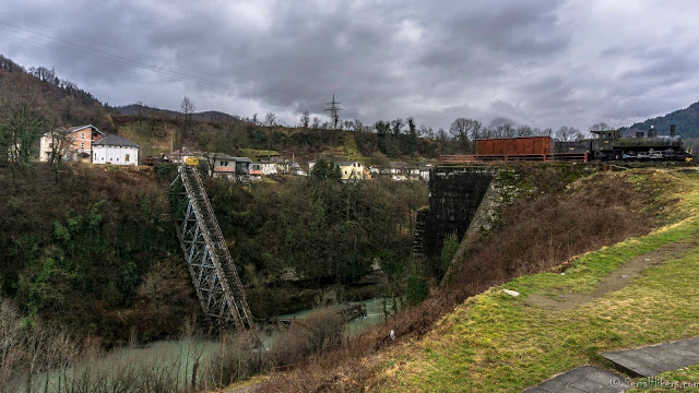 SerialHikers stop autostop world monde tour hitchhiking aventure adventure alternative travel voyage sans avion no fly bosnie herzégovine bosnia train pont bridge