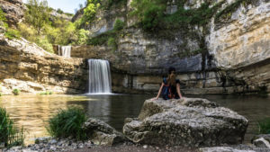 Jul&Gaux SerialHikers autostop hitchhiking aventure adventure alternative travel voyage volontariat volonteering mirusha kosovo waterfall cascade