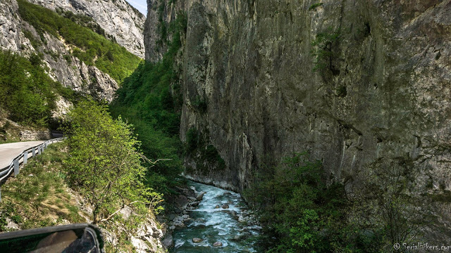 Jul&Gaux SerialHikers autostop hitchhiking aventure adventure alternative travel voyage volontariat volonteering kosovo rugova canyon gorges