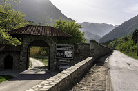 Jul&Gaux SerialHikers autostop hitchhiking aventure adventure alternative travel voyage kosovo monastry monastere peja pec