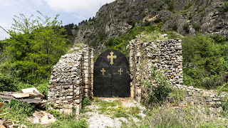 SerialHikers stop autostop world monde tour hitchhiking aventure adventure alternative travel voyage sans avion no fly prizren monastry kosovo monastère