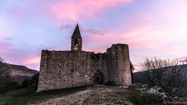 Jul&Gaux SerialHikers autostop hitchhiking aventure adventure alternative travel voyage squelettes church eglise slovenie slovenia