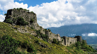SerialHikers stop autostop world monde tour hitchhiking aventure adventure alternative travel voyage sans avion no fly gjirokaster albania albanie castle chateau