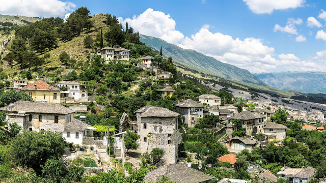 SerialHikers stop autostop world monde tour hitchhiking aventure adventure alternative travel voyage sans avion no fly gjirokaster albanie albania