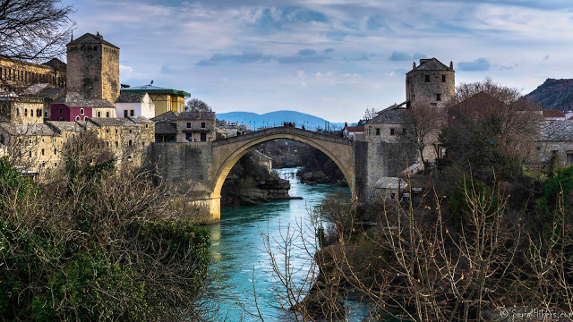 Jul&Gaux SerialHikers autostop hitchhiking aventure adventure alternative travel voyage volontariat volonteering mostar bridge pont