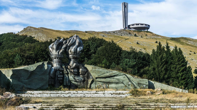 SerialHikers stop autostop world monde tour hitchhiking aventure adventure alternative travel voyage sans avion no fly bulgaria bulgarie Bouzloudja Buzludzha communiste urbex exploration abandonne