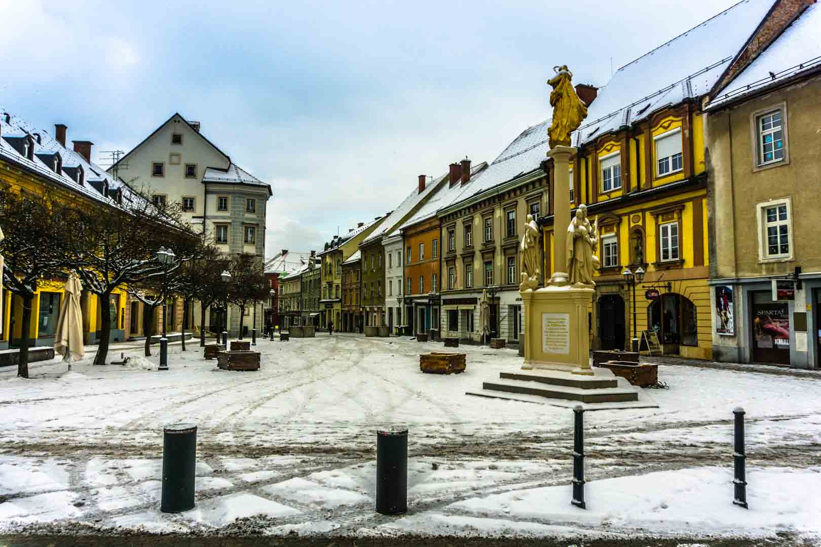 SerialHikers stop autostop world monde tour hitchhiking aventure adventure alternative travel voyage sans avion no fly Slovenia slovénie Celje artist castle