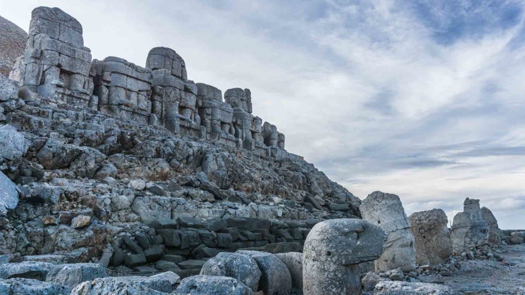 Turquie nemrut archaeological archéologie Turkey serialhikers tour du monde world trip voyage alternatif autostop hitchhiking adventure aventure anatolie antique