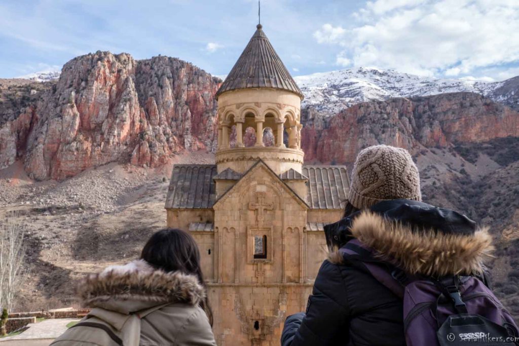 backpacking Jul&Gaux SerialHikers autostop hitchhiking aventure adventure alternative travel voyage volontariat volonteering caucase armenia armenie noravank monastery monastère