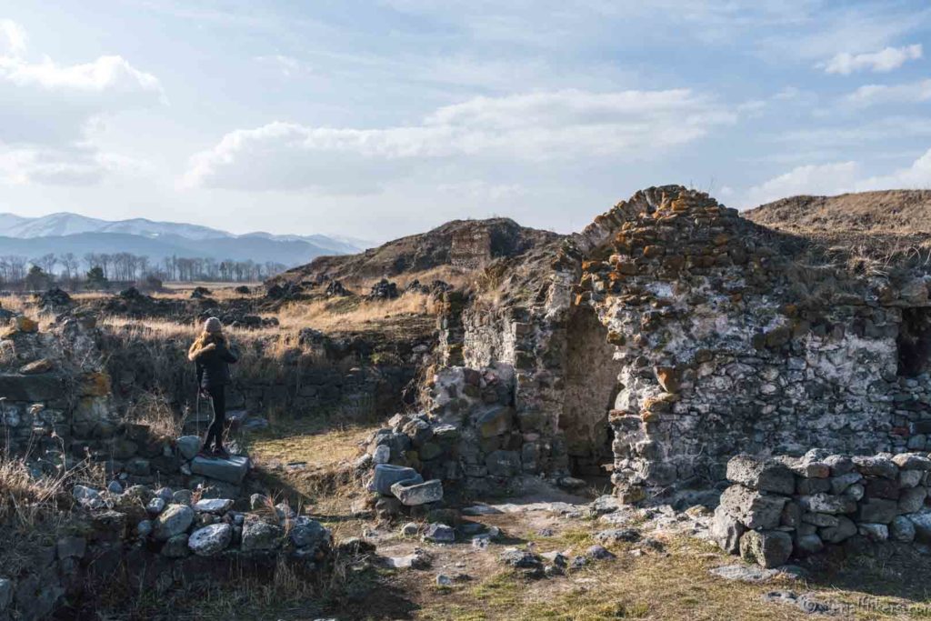 SerialHikers stop autostop world monde tour hitchhiking aventure adventure alternative travel voyage sans avion no fly lori berd caucase armenia armenie monastery monastère