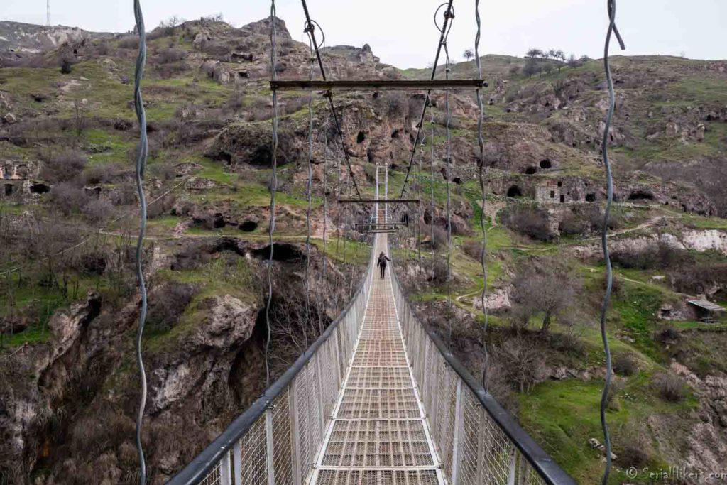Khndzoresk swing bridge pont suspendu backpacking Jul&Gaux SerialHikers autostop hitchhiking aventure adventure alternative travel voyage volontariat volonteering caucase armenia armenie monastery monastère
