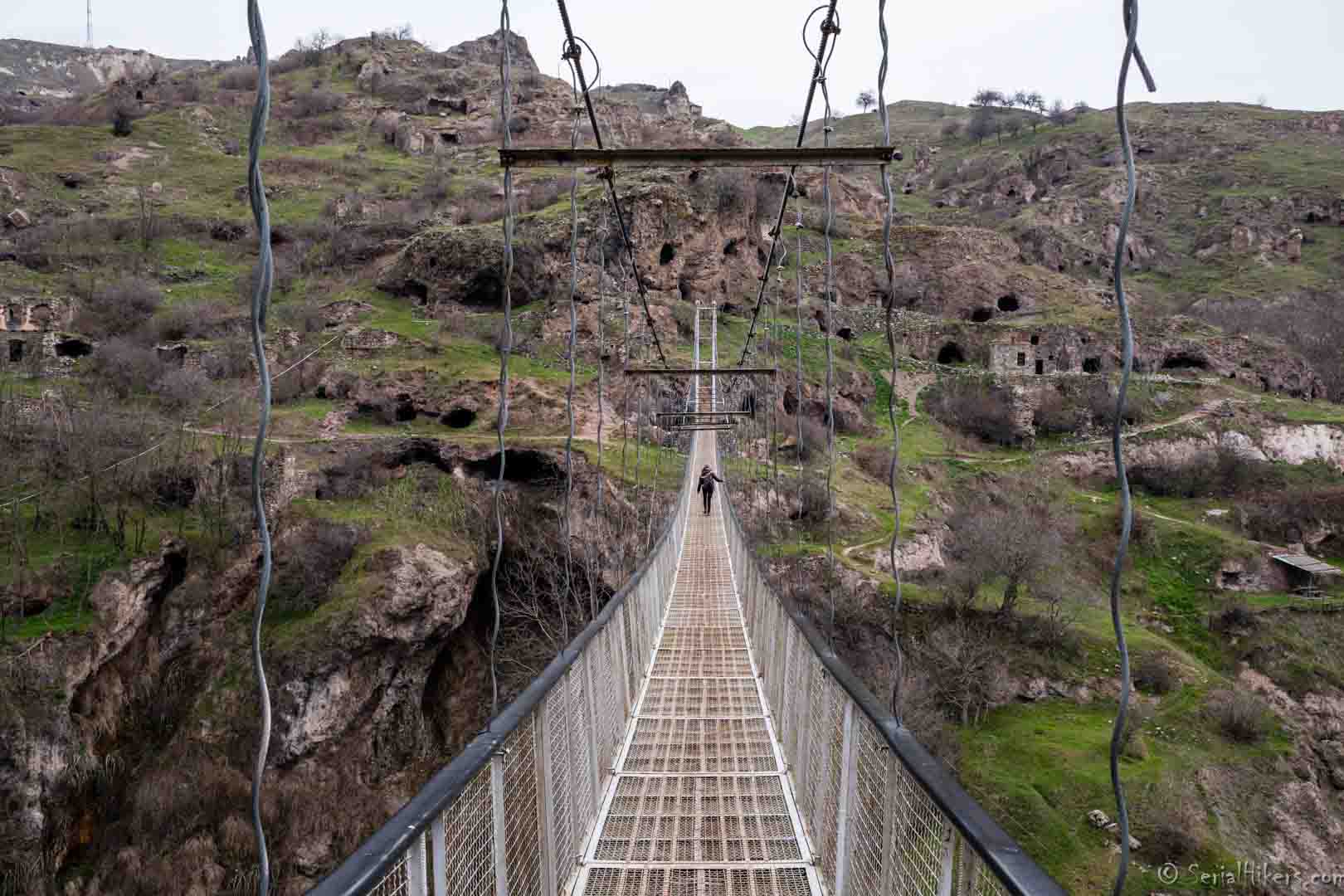 SerialHikers stop autostop world monde tour hitchhiking aventure adventure alternative travel voyage sans avion no fly Khndzoresk swing bridge pont suspendu caucase armenia armenie monastery monastère