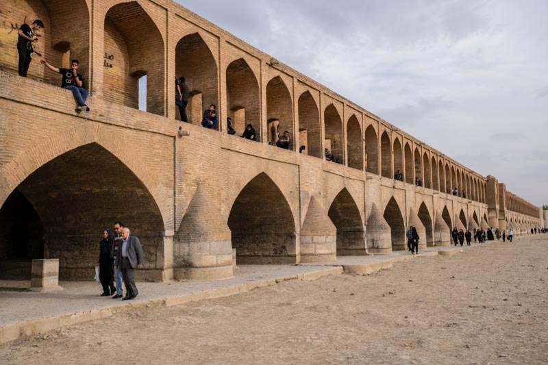 SerialHikers stop autostop world monde tour hitchhiking aventure adventure alternative travel voyage sans avion no fly Iran Esfahan Isfahan bridge Sioseh Pol