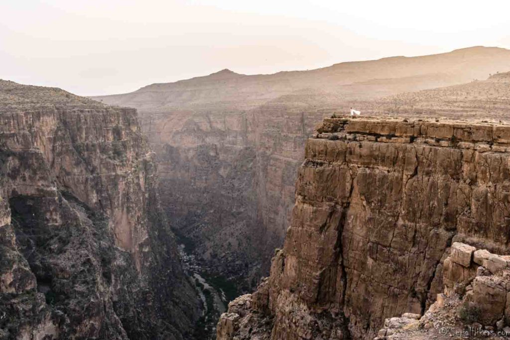 SerialHikers stop autostop world monde tour hitchhiking aventure adventure alternative travel voyage sans avion no fly Iran Firoozabad grabd canyon Hayghar