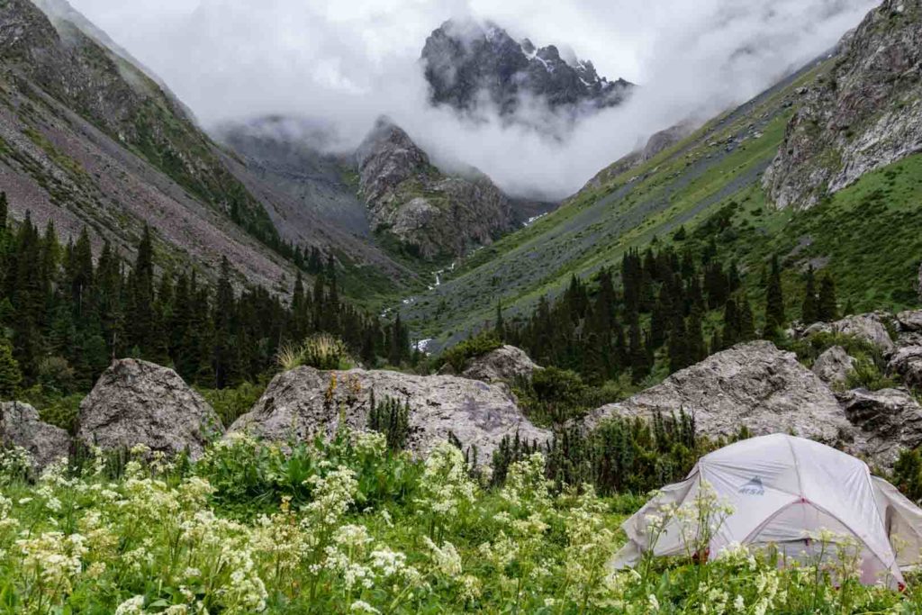 SerialHikers stop autostop world monde tour hitchhiking aventure adventure alternative travel voyage sans avion no fly kirghizistan kyrgyzstan ala kul karakol randonnée hike