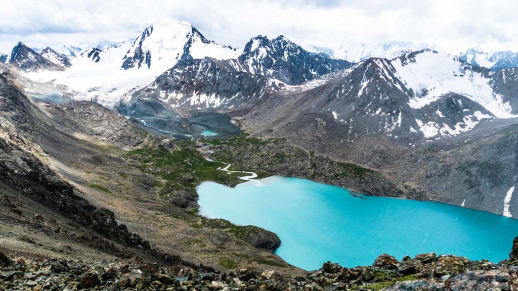 SerialHikers stop autostop world monde tour hitchhiking aventure adventure alternative travel voyage sans avion no fly kirghizistan kyrgyzstan ala kul karakol