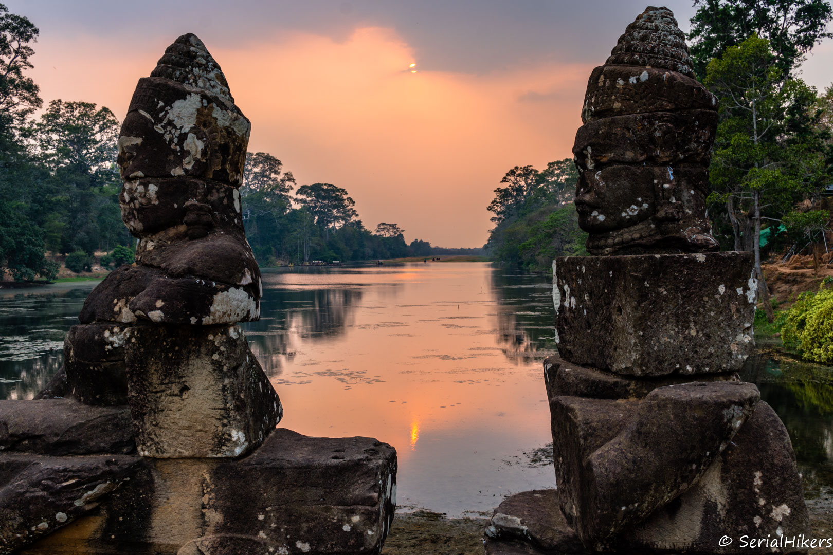 SerialHikers stop autostop world monde tour hitchhiking aventure adventure alternative travel voyage sans avion no fly siem reap angkor temple bicycle cambodge cambodia