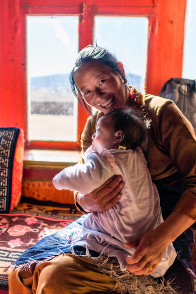 SerialHikers stop autostop world monde tour hitchhiking aventure adventure alternative travel voyage sans avion no fly china chine sichuan litang village tibetain tibetan mother baby