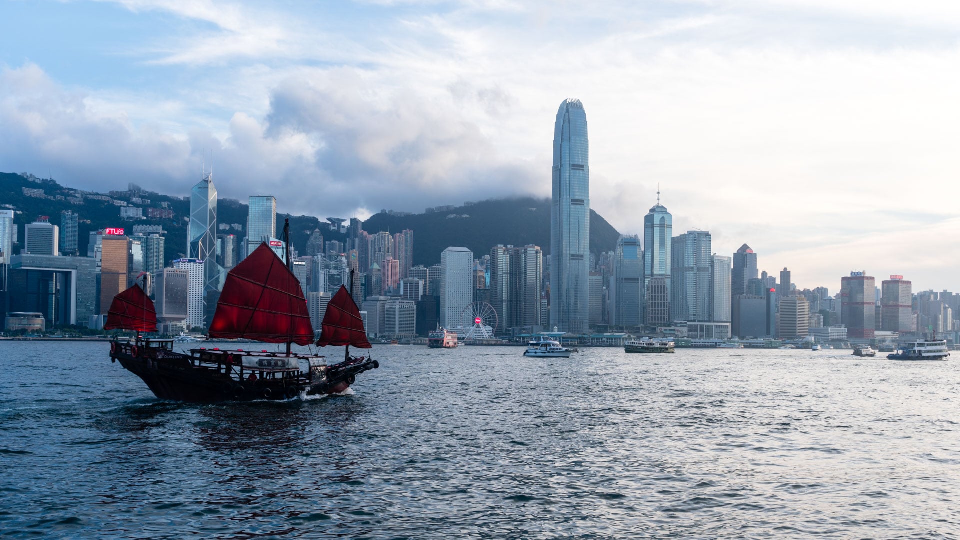 SerialHikers - Blog Voyage Alternatif SerialHikers - Voyage Engagé & Sans avion Destination Hong Kong: notre guide voyage Hong Kong, Asie de l'Est Destinations, Ville